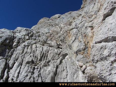 Ruta Cabrones, Torrecerredo, Dobresengos, Caín: bajando la torre del Torrecerredo