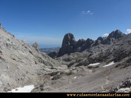 Ruta Cabrones, Torrecerredo, Dobresengos, Caín: Desde la Horcada de Caín, vista del pico Urriellu