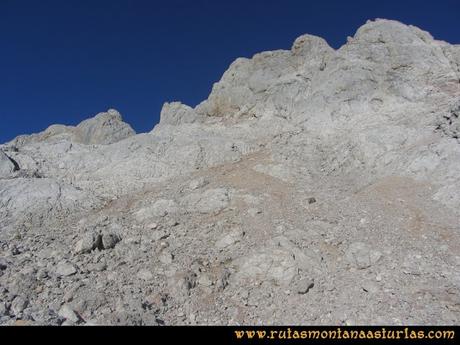 Ruta Cabrones, Torrecerredo, Dobresengos, Caín: Base del Torrecerredo