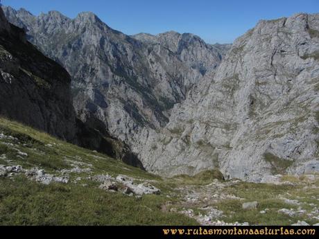 Ruta Cabrones, Torrecerredo, Dobresengos, Caín: Bajando Dobresengos, vista del Cuvicente y Jultayu