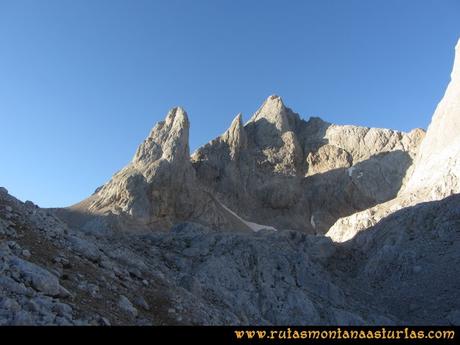 Ruta Cabrones, Torrecerredo, Dobresengos, Caín: Vista del Torrecerredo desde el Jou Negro