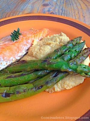 Salmón con puré de garbanzos y esparragos