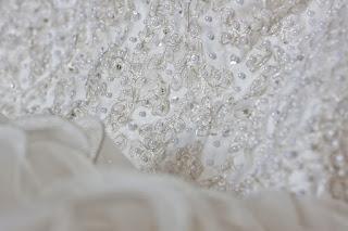 Vestido de novia con tejido de pedrería