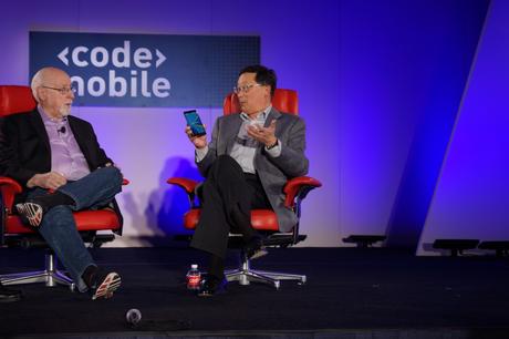 El CEO de BlackBerry declara que el 2016 será un año clave para sus dispositivos blackberry-ceo-john-chen-with-phone
