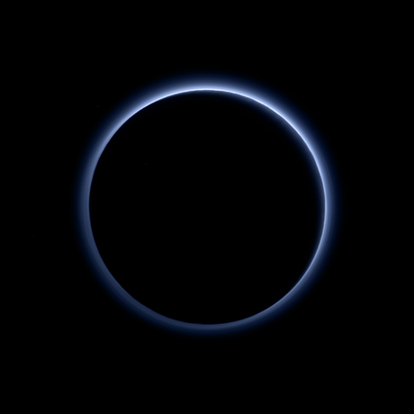 New Horizons manda imágenes de cielos azules y hielo de agua en Plutón