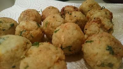 ALBÓNDIGAS DE SEPIA CON LANGOSTINOS Y GUISANTES (Seis destinos) ALBÓNDIGAS DE SEPIA CON LANGOSTINOS Y GUISANTES (Seis destinos)
