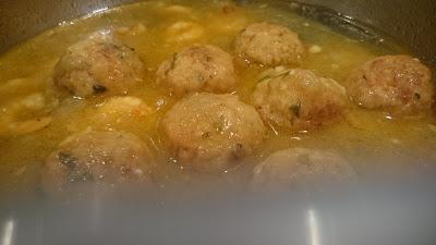 ALBÓNDIGAS DE SEPIA CON LANGOSTINOS Y GUISANTES (Seis destinos)