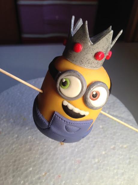 MInion Bob con osito modelado en fondant MInion Bob con osito modelado en fondant