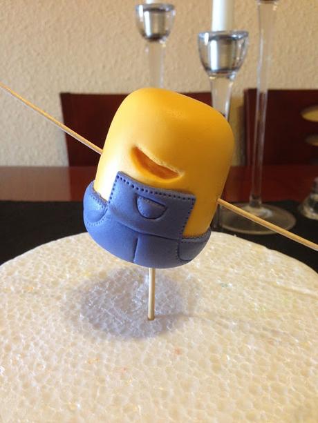 MInion Bob con osito modelado en fondant MInion Bob con osito modelado en fondant