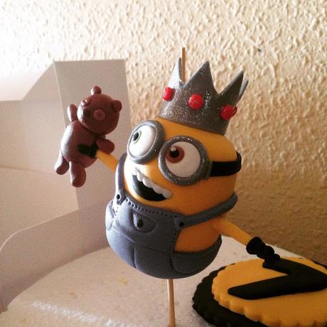 MInion Bob con osito modelado en fondant MInion Bob con osito modelado en fondant