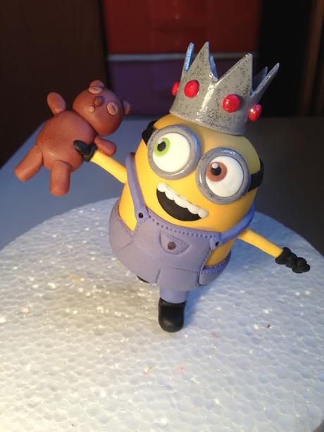 MInion Bob con osito modelado en fondant MInion Bob con osito modelado en fondant