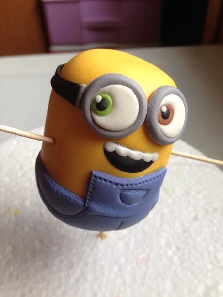 MInion Bob con osito modelado en fondant MInion Bob con osito modelado en fondant