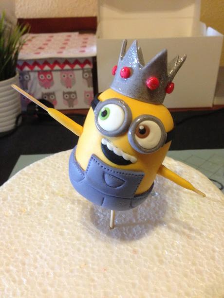 MInion Bob con osito modelado en fondant MInion Bob con osito modelado en fondant