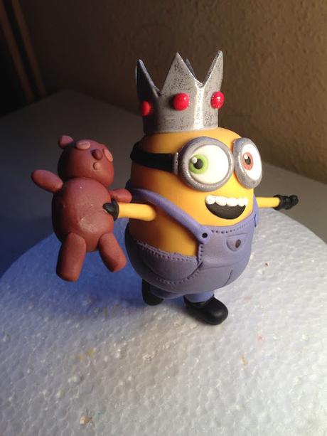 MInion Bob con osito modelado en fondant MInion Bob con osito modelado en fondant