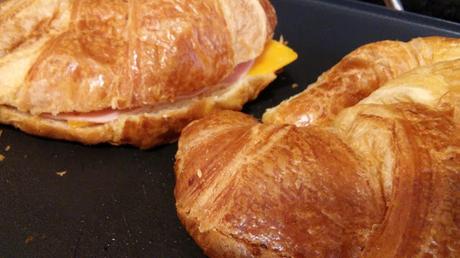 Croissant relleno de jamón york y queso Cheddar