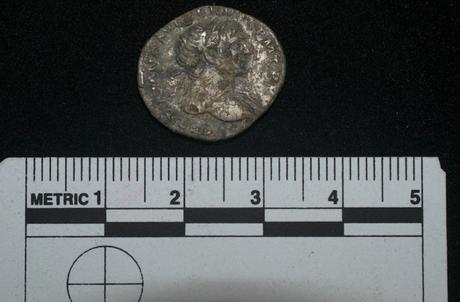 Hombre con detector de metales encuentra Tumba de la era romana