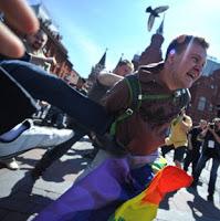 Reprimen su homosexualidad por miedo a la discriminación social. Infelices sin derechos y sin libertad. Poema-Fotografia. Amanece tan despacio