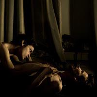 Jon y Alex, una pareja gay, comparten un momento íntimo en apartamento. La vida de las lesbianas, gays, bisexuales o personas transgénero es cada vez más difícil en Rusia. Amanece tan despacio._Poema-fotografia