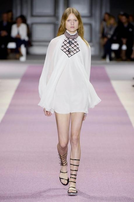 FASHION WEEK: PARIS IS CALLING FASHION WEEK: PARIS IS CALLING