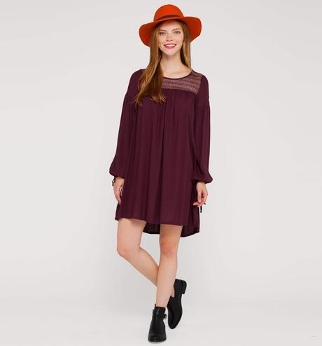 Guía a la tendecia de colores para este otoño 2015… Vestido suelto en rojo oscuro