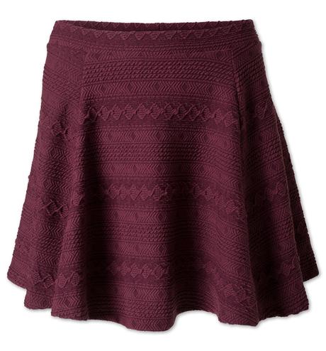 Guía a la tendecia de colores para este otoño 2015… Falda skater en rojo oscuro