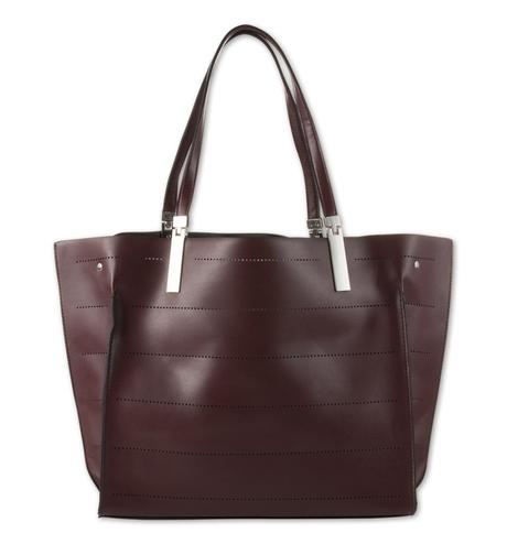 Guía a la tendecia de colores para este otoño 2015… Bolso perforado en rojo oscuro