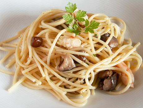 Espaguetis a la mantequilla de ajo y perejil con langostinos y setas