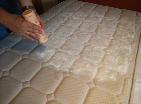Cómo limpiar el pipí del colchón
