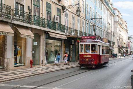 Lisboa, Portugal El tranvía por una calle
