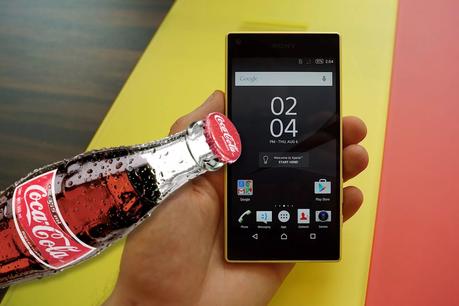 Sony Xperia Z5 Compact sumergido en Coca-Cola Sony Xperia Z5 Compact sumergido en Coca-Cola