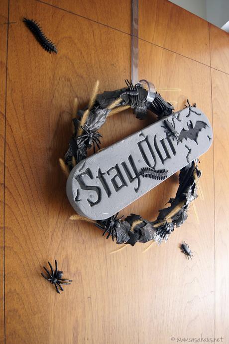 DIY: Corona para Halloween y Día de Muertos DIY Halloween wreath / Cómo hacer una corona para Halloween y Día de Muertos // casahaus.net