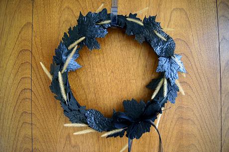 DIY: Corona para Halloween y Día de Muertos DIY Halloween wreath / Cómo hacer una corona para Halloween y Día de Muertos // casahaus.net