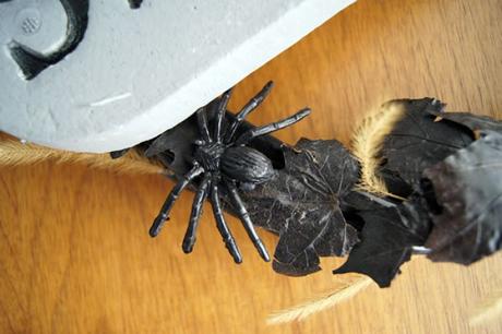 DIY: Corona para Halloween y Día de Muertos DIY Halloween wreath / Cómo hacer una corona para Halloween y Día de Muertos // casahaus.net