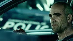 Crítica de “El desconocido” (2015) Manu Zapata_El cine (de estreno) fácil de leer_vivazapata.net_EL DESCONOCIDO_Luis Tosar policía detrás