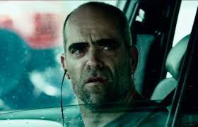 Crítica de “El desconocido” (2015) Manu Zapata_El cine (de estreno) fácil de leer_vivazapata.net_EL DESCONOCIDO_Luis Tosar cascos