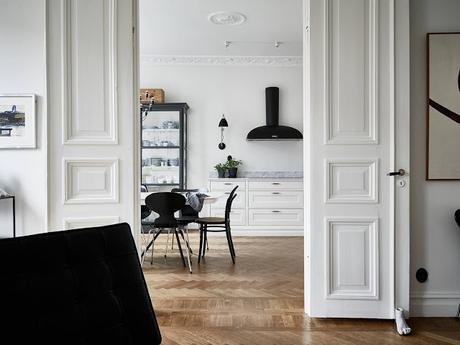 UNA VIVIENDA DE TECHOS ALTOS Y ESTILO ECLÉCTICO UNA VIVIENDA DE TECHOS ALTOS Y ESTILO ECLÉCTICO