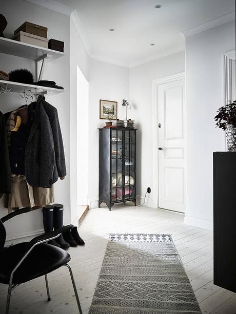 UNA VIVIENDA DE TECHOS ALTOS Y ESTILO ECLÉCTICO UNA VIVIENDA DE TECHOS ALTOS Y ESTILO ECLÉCTICO