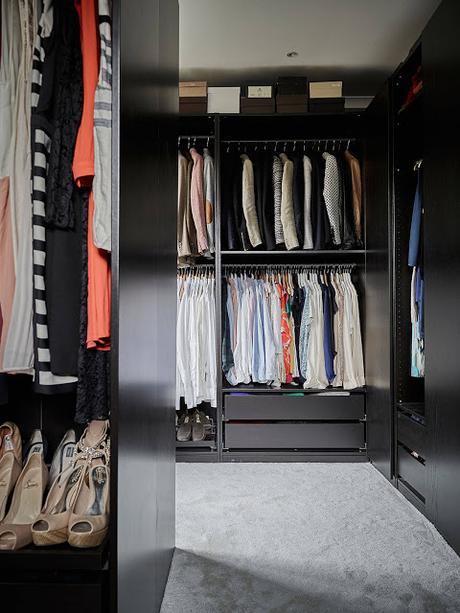 UNA VIVIENDA DE TECHOS ALTOS Y ESTILO ECLÉCTICO UNA VIVIENDA DE TECHOS ALTOS Y ESTILO ECLÉCTICO