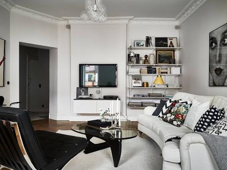 UNA VIVIENDA DE TECHOS ALTOS Y ESTILO ECLÉCTICO UNA VIVIENDA DE TECHOS ALTOS Y ESTILO ECLÉCTICO