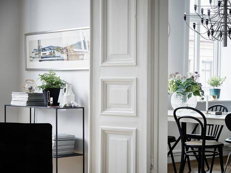 UNA VIVIENDA DE TECHOS ALTOS Y ESTILO ECLÉCTICO UNA VIVIENDA DE TECHOS ALTOS Y ESTILO ECLÉCTICO