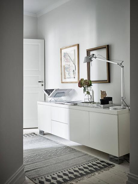 UNA VIVIENDA DE TECHOS ALTOS Y ESTILO ECLÉCTICO UNA VIVIENDA DE TECHOS ALTOS Y ESTILO ECLÉCTICO