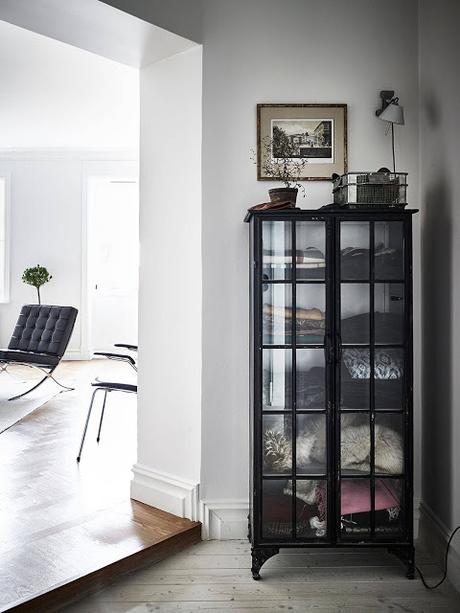 UNA VIVIENDA DE TECHOS ALTOS Y ESTILO ECLÉCTICO UNA VIVIENDA DE TECHOS ALTOS Y ESTILO ECLÉCTICO