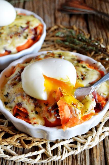 Batatas gratinadas con cebolla roja y huevo mollet Batatas gratinadas con cebolla roja y huevo mollet