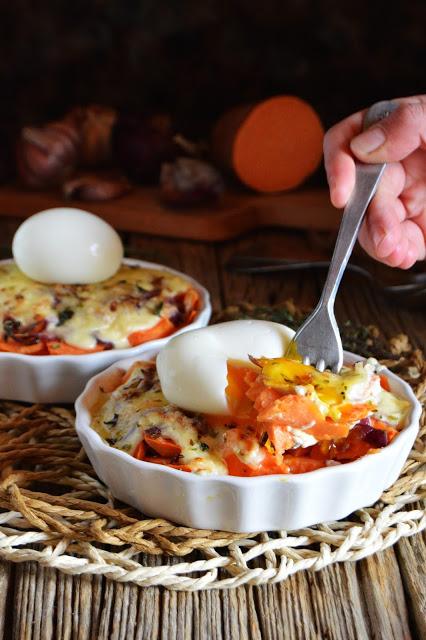 Batatas gratinadas con cebolla roja y huevo mollet Batatas gratinadas con cebolla roja y huevo mollet