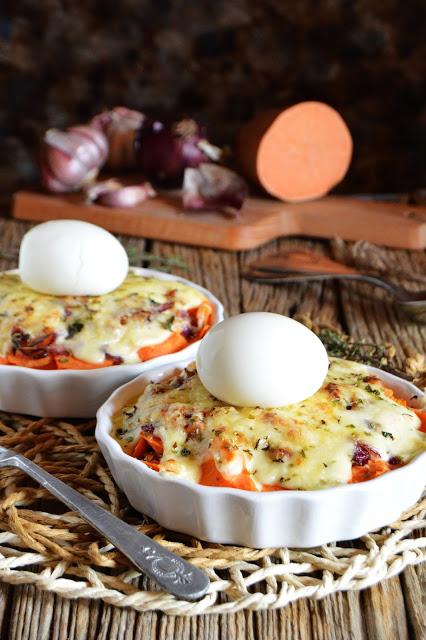 Batatas gratinadas con cebolla roja y huevo mollet Batatas gratinadas con cebolla roja y huevo mollet