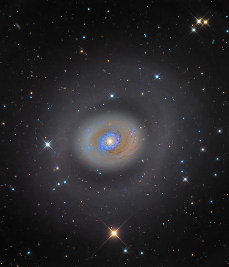 Galaxia de estallido de estrellas M94 Galaxia de estallido de estrellas M94