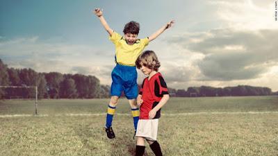Niños de seis años arbitran sus partidos y los padres a 20 metros, en el Futbol base de Holanda