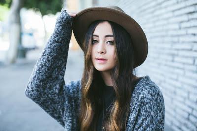 Jasmine thompson presenta Adore, su nuevo single.