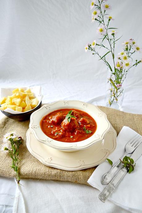 Albóndigas con tomate rellenas de huevo Albóndigas con tomate rellenas de huevo