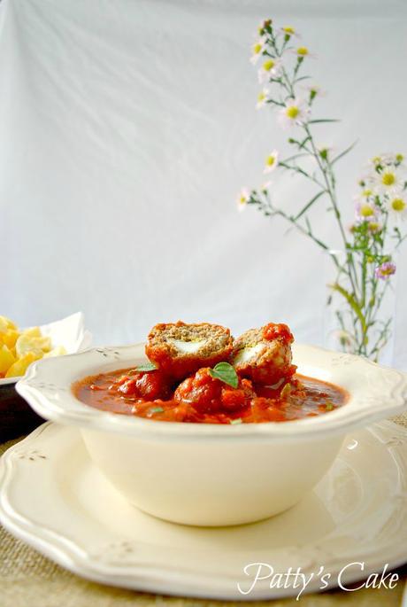 Albóndigas con tomate rellenas de huevo Albóndigas con tomate rellenas de huevo